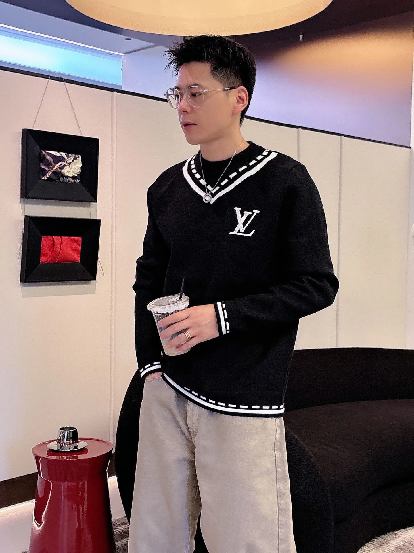🅿️420 【LV Louis Vuitton】Autumn and winter classic round neck pullover sweater, in full condition! ! ! Wool blended fabric, the latest model in 2025, golden ratio! ! Slim-fitting soft gold, versatile and practical item, the combination and practicality are extremely powerful, simple and elegant, and classy! To create your own style, it is highly recommended to buy it in two colors. The standard slim fit tailoring process is suitable for both young and old men. It is knitted from wool and will not cause any discomfort! While keeping warm, it is stylish, textured and wearable, and the classic logo with contrasting colors on the chest feels in place! ! Recommended for regular customers! ! Size M-3XL (maximum wear: 190 pounds)